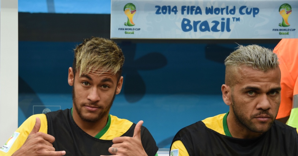 12.jul.2014 - Neymar faz graça com a câmera antes do jogo entre Brasil e Holanda, no estádio Mané Garrincha