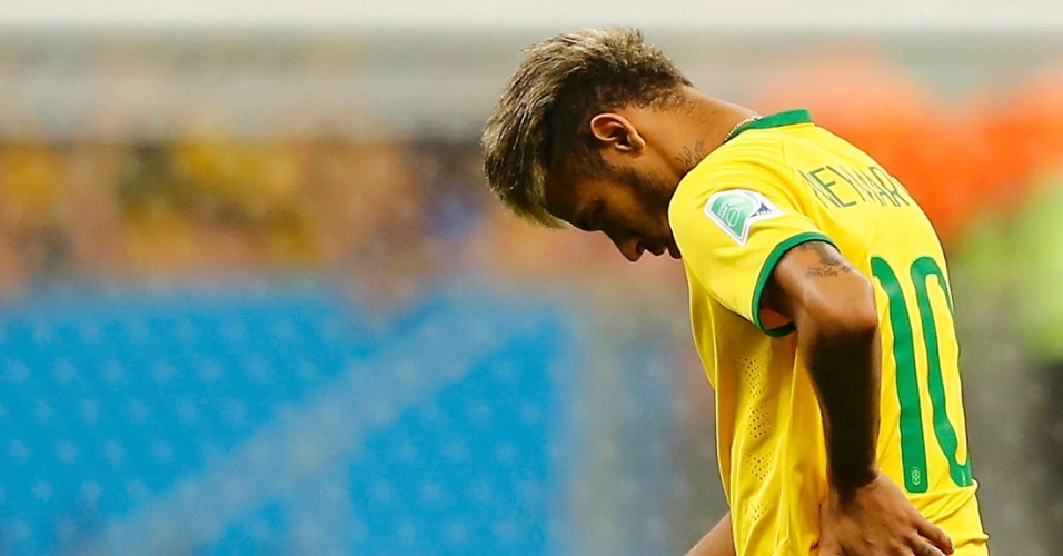 12.jul.2014 - Neymar não jogou, mas deixou o gramado cabisbaixo após a derrota brasileira por 3 a 0 para a Holanda, no Mané Garrincha