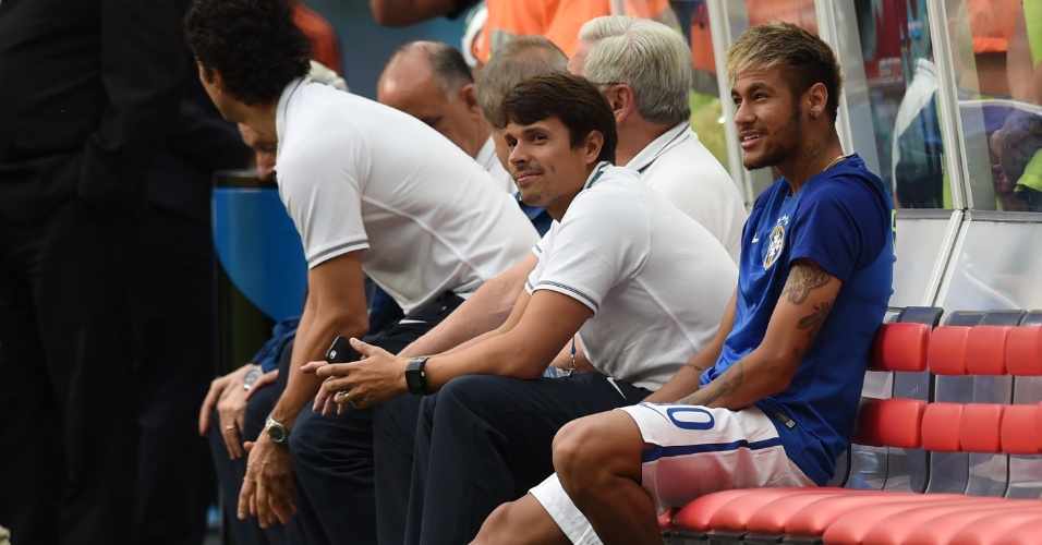 12.jul.2014 - Neymar sobe ao gramado e senta no banco de reservas antes da partida entre Brasil e Holanda, no Mané Garrincha