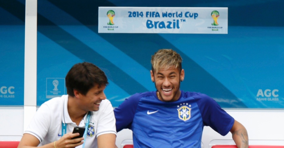 12.jul.2014 - Neymar vai ao estádio Mané Garrincha e sorri antes do jogo entre Brasil e Holanda