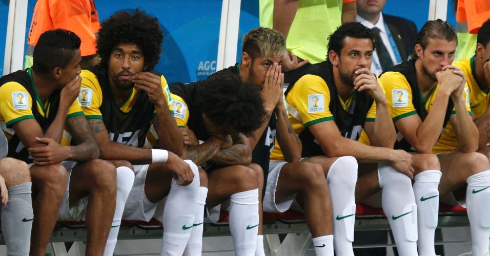 12.jul.2014 - No banco, Neymar e reservas mostram abatimento durante a derrota brasileira para a Holanda por 3 a 0, no Mané Garrincha
