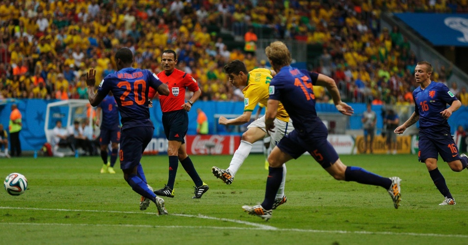 12.jul.2014 - Oscar tenta finalizar a bola na partida entre Brasil e Holanda, na disputa pela terceira posição da Copa, no Mané Garrincha