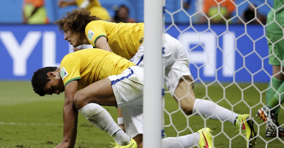 12.jul.2014 - Paulinho e David Luiz se levantam após quase marcar para o Brasil no primeiro tempo contra a Holanda, no Mané Garrincha