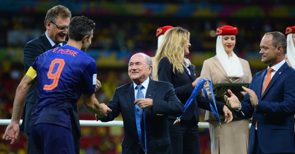 12.jul.2014 - Presidente da Fifa, Joseph Blatter, entrega medalha de bronze para o holandês Robin van Persie, depois da vitória por 3 a 0 sobre o Brasil no Mané Garrincha