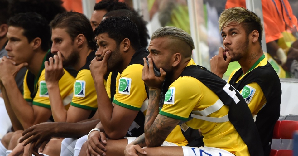 12.jul.2014 - Sem condições de jogo, Neymar acompanha a partida entre Brasil e Holanda, válida pela disputa de terceiro lugar