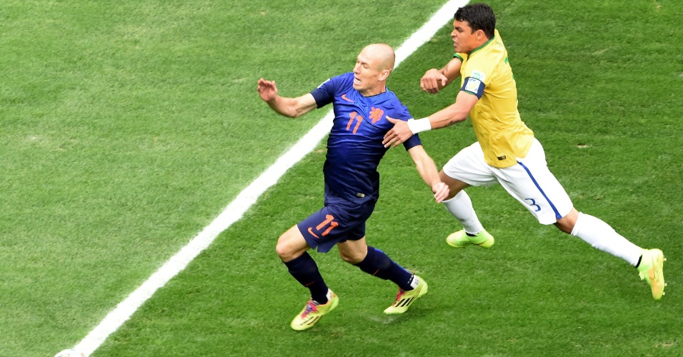 12.jul.2014 - Thiago Silva segura Robben e o árbitro marca pênalti a favor da Holanda, que saiu na frente do placar no Mané Garrincha