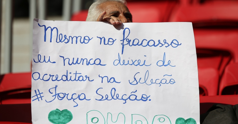 Torcedor leva ao Mané Garrincha cartaz em agradecimento à seleção brasileira
