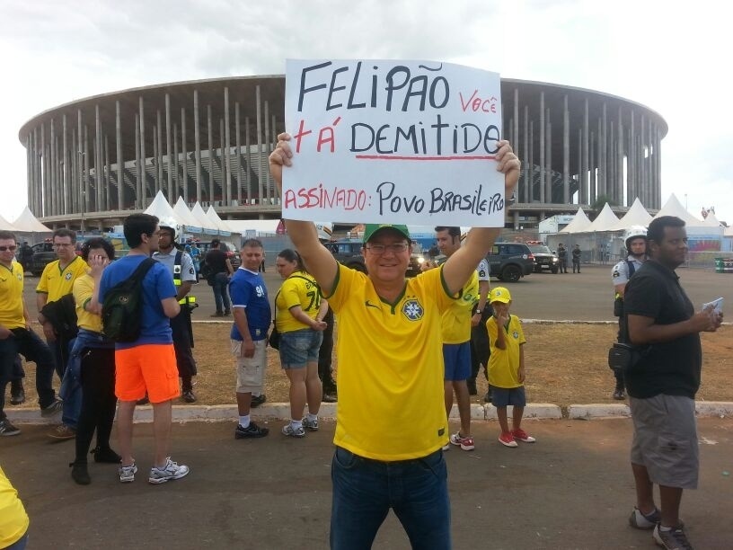 Torcedor leva cartaz exigindo saída de Felipão do comando da seleção brasileira