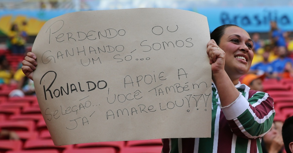 Torcedora leva mensagem de apoio à seleção e provoca o ex-jogador Ronaldo no estádio Mané Garrincha