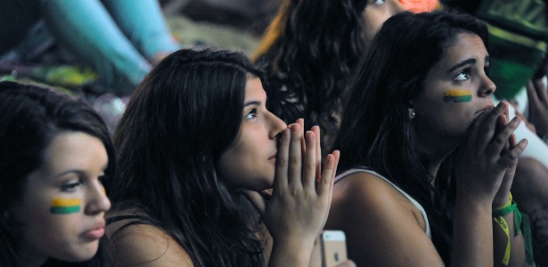 Torcedoras em Copacabana tristes com a derrota do Brasil na disputa do 3º lugar