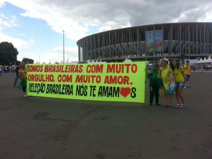Torcedoras exibem faixas de apoio à seleção brasileira mesmo após goleada de 7 a 1 para a Alemanha na semifinal