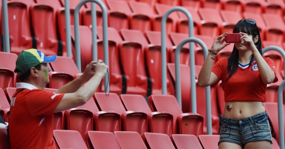 Torcedores chilenos tiram fotos no estádio Mané Garrincha, antes do jogo entre Brasil e Holanda