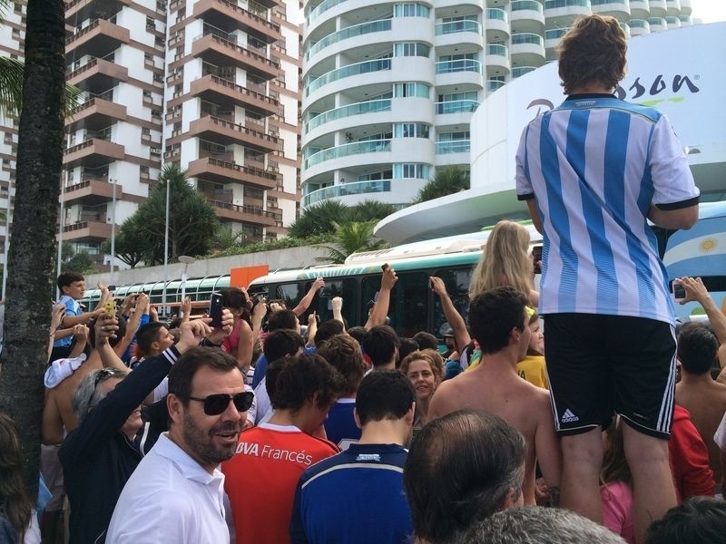 Torcedores se espremem para acompanhar a chegada da seleção argentina a um hotel da Barra da Tijuca, no Rio de Janeiro