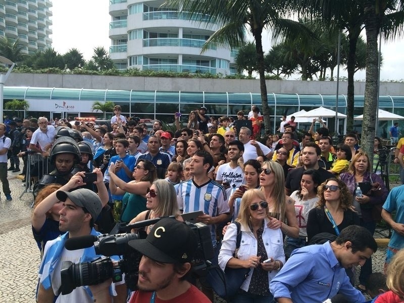 Torcedores se espremem para acompanhar a chegada da seleção argentina a um hotel da Barra da Tijuca, no Rio de Janeiro