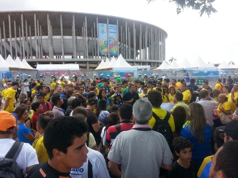 Torcida começa a chegar ao estádio Nacional de Brasília para a disputa do terceiro lugar entre Brasil e Holanda