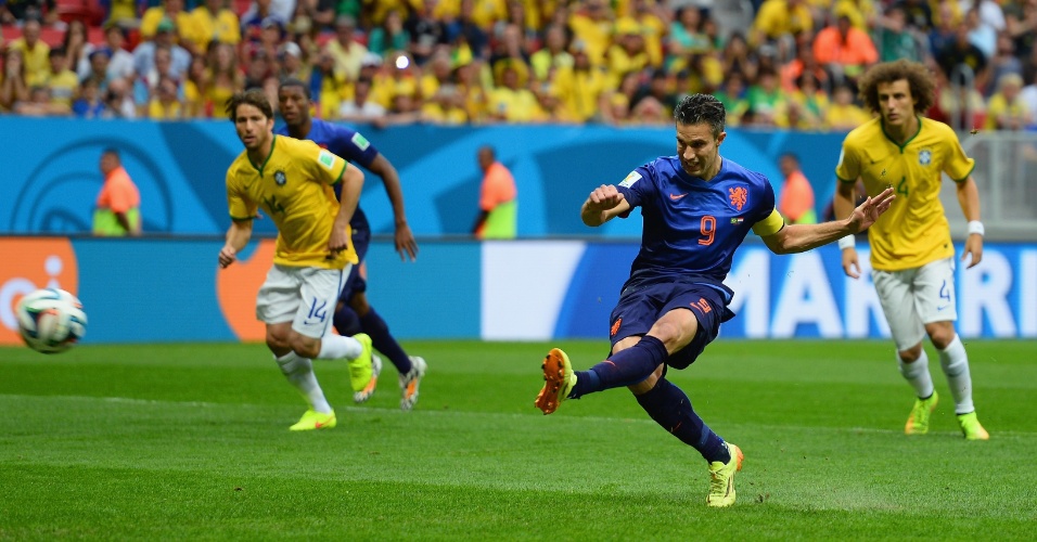 12.jul.2014 - Van Persie cobra pênalti e abre o placar para a Holanda na vitória por 3 a 0 sobre o Brasil, no estádio Mané Garrincha