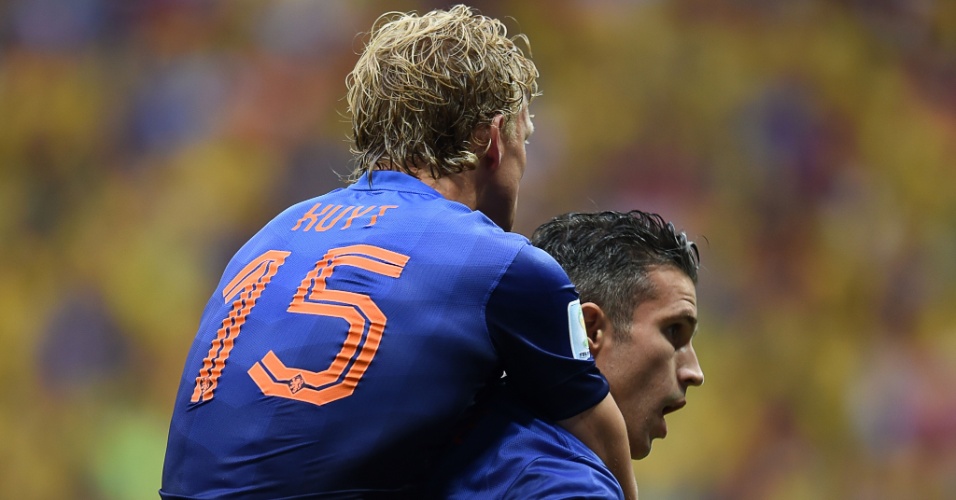 12.jul.2014 - Van Persie comemora com Kuyt após colocar a Holanda na frente do placar contra o Brasil, no Mané Garrincha
