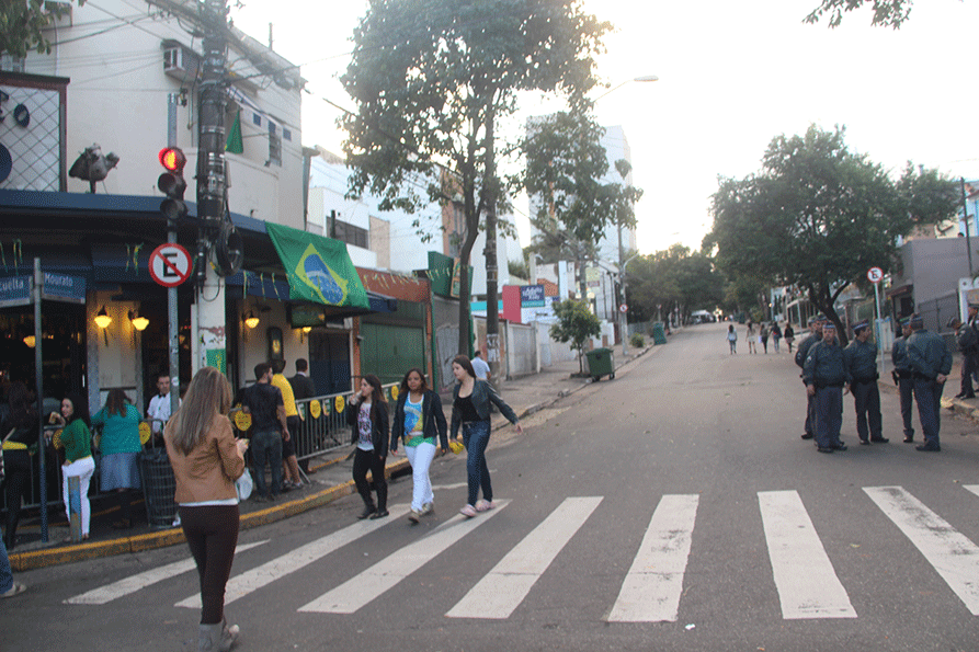 A esquina das ruas Mourato Coelho e Aspicuelta nunca esteve tão vazia em dias de jogos como neste sábado