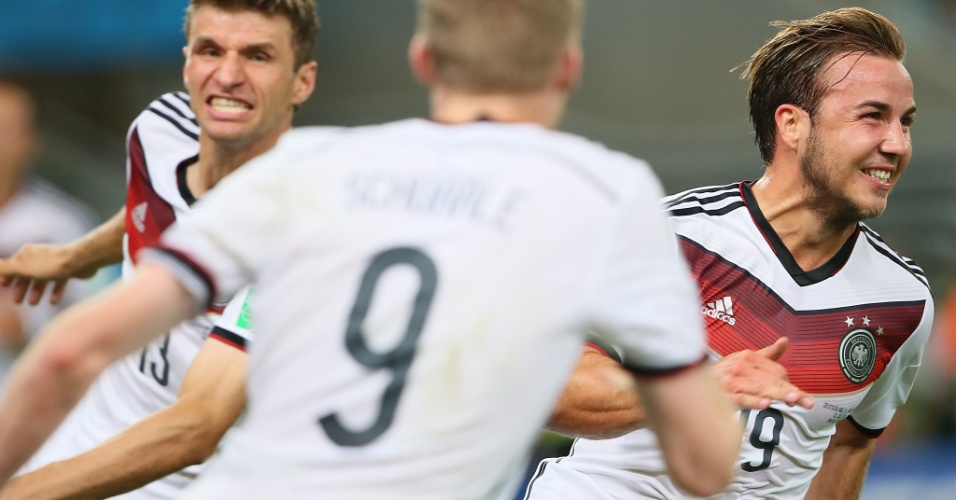 Alemães comemoram gol de Mario Götze na prorrogação contra a Argentina