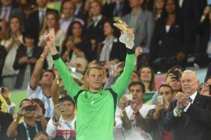 Messi recebe Bola de Ouro da Copa-2014; Neuer é o melhor goleiro