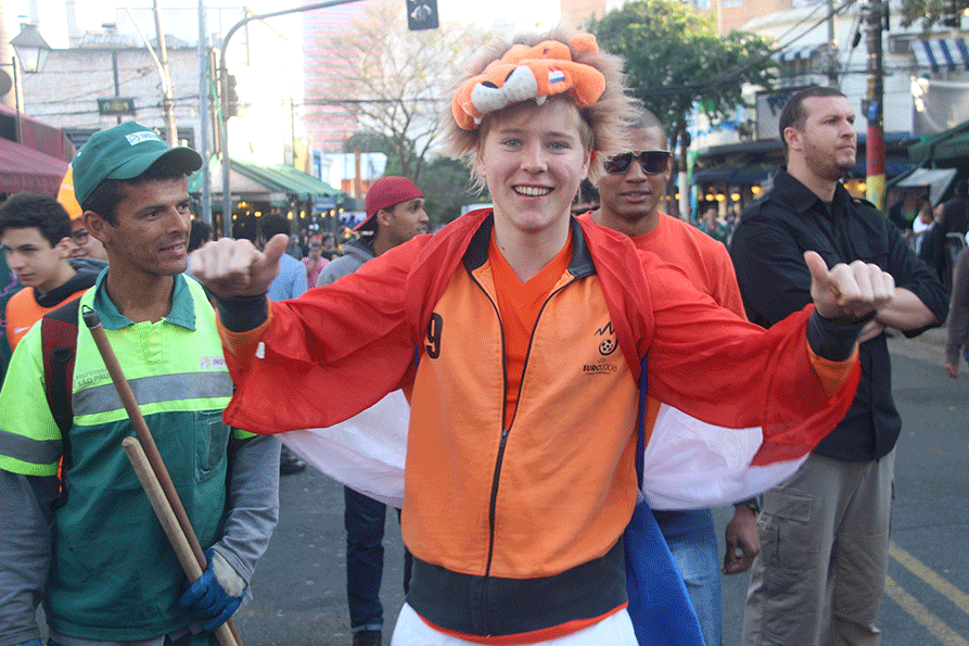 Animados, torcedores holandeses faziam sucesso entre o público da Vila, que apoiava a seleção cor de laranja