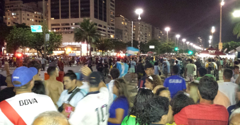 Argentinos tentam invadir Fan Fest e promovem violência em Copacabana; dois são detidos