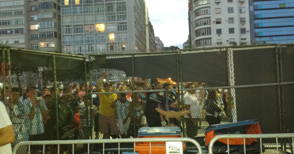 Argentinos tentam invadir Fan Fest e promovem violência em Copacabana; dois são detidos