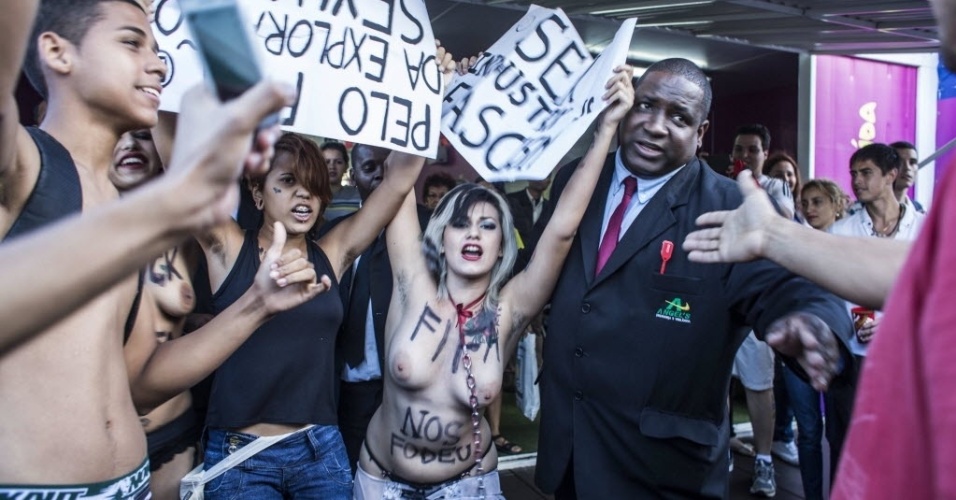 Ativistas do feminismo durante a manifestação contra a Copa no Rio de Janeiro
