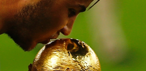 Autor do gol do título, Mario Götze beija a taça no Maracanã