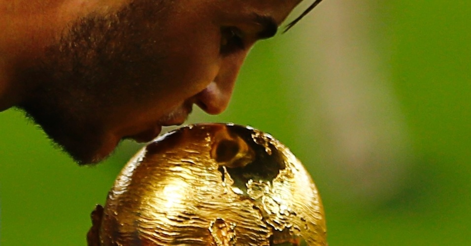 Autor do gol do título, Mario Götze beija a taça no Maracanã