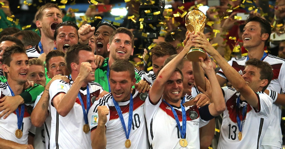 Capitão Philip Lahm levanta a taça da Copa do Mundo após vitória da Alemanha sobre a Argentina