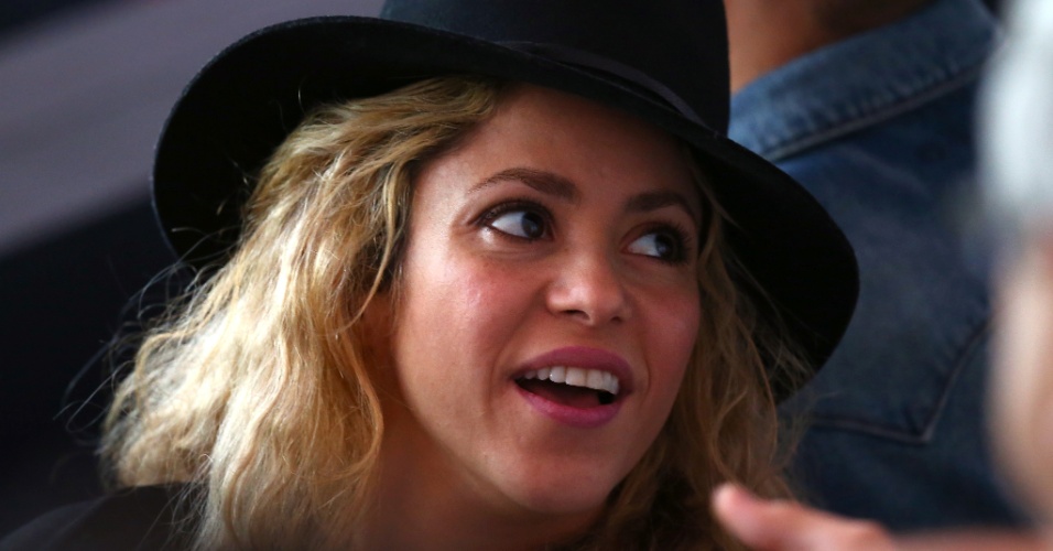De chapéu, Shakira assiste à final da Copa do Mundo no Maracanã após participar da cerimônia de encerramento do Mundial