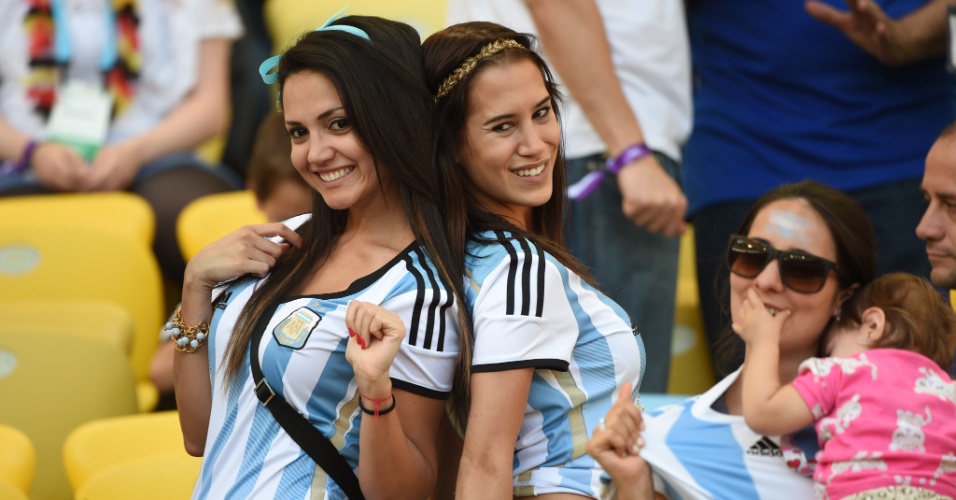 Dupla de amigas argentinas fazem sucesso nas arquibancadas do Maracanã durante final da Copa contra a Alemanha
