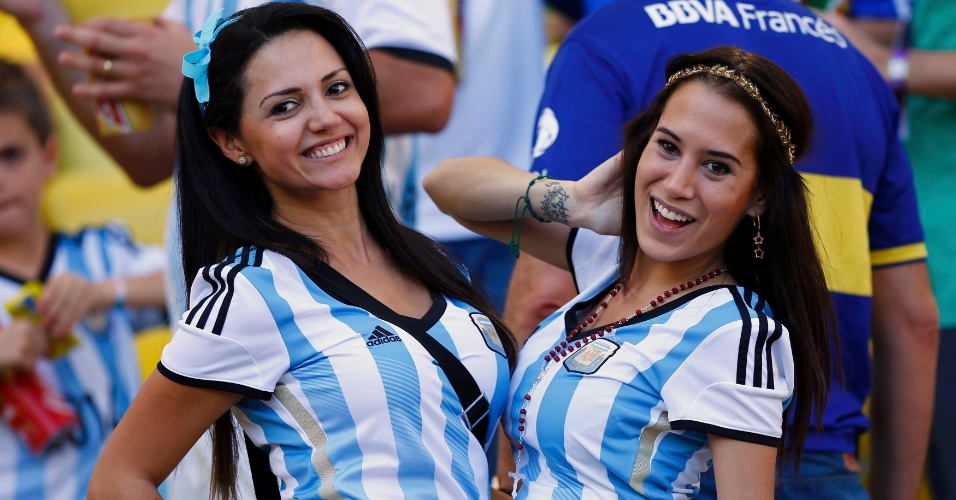 Dupla de torcedoras argentinas embelezam arquibancadas do Maracanã durante final da Copa do Mundo