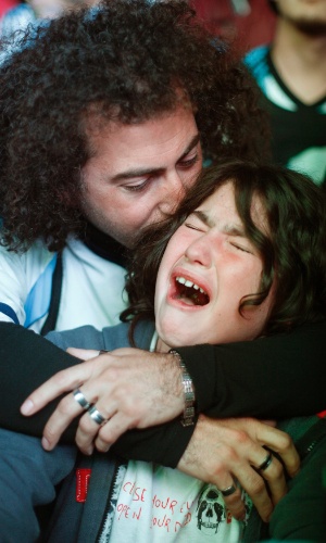 Em Buenos Aires, pai consola filho que se desespera após derrota da seleção argentina na final da Copa do Mundo