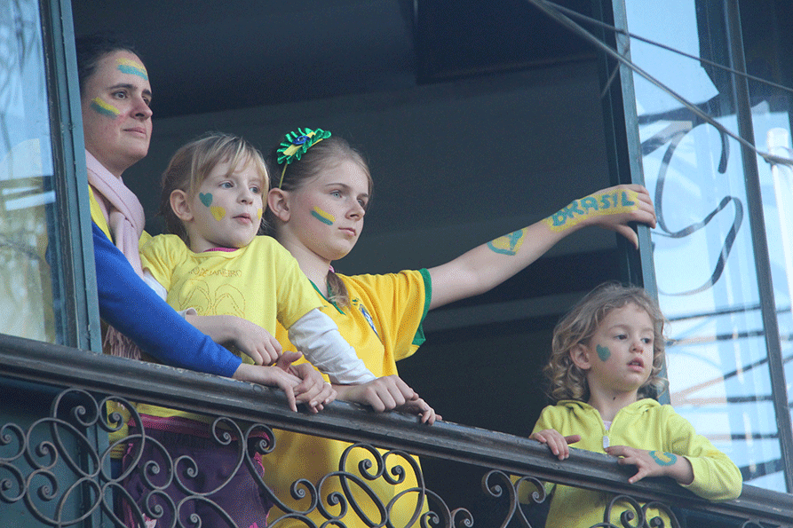 Família assiste de camarote a derrota do Brasil na Vila Madalena