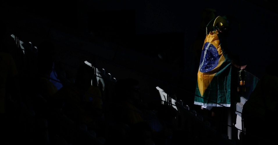 Fortaleza - Torcedor na Arena Castelão aguarda jogo entre Brasil e Colômbia, pelas quartas de final