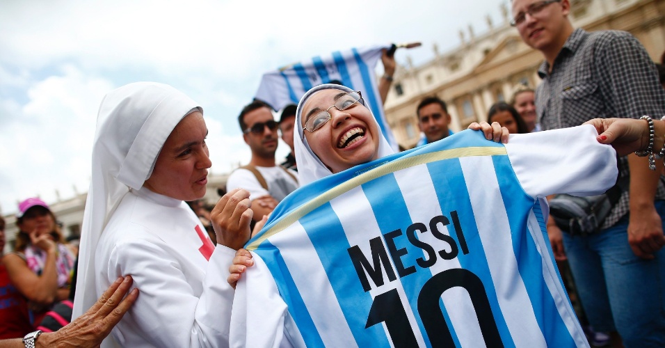 Freiras entraram na brincadeira e posaram com a torcida argentina no Vaticano