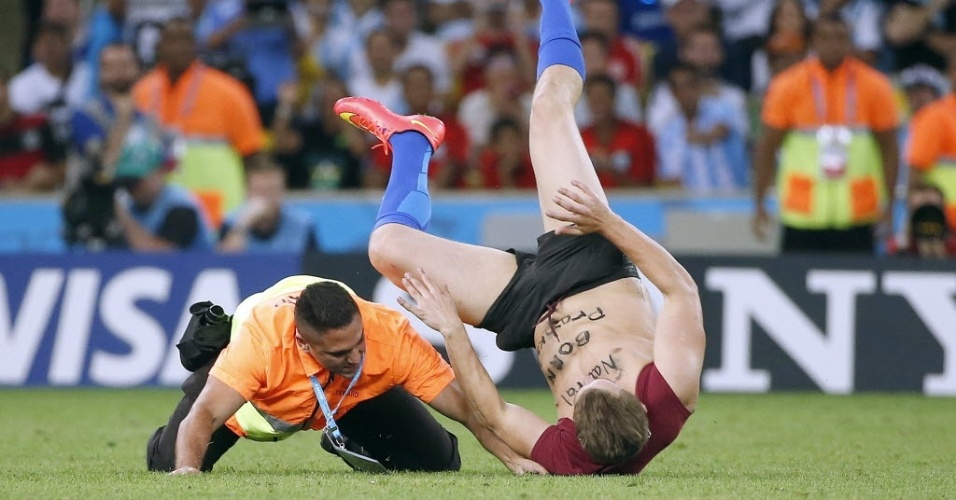 Invasor de campo no Maracanã cai no gramado junto com segurança durante a final da Copa entre Alemanha e Argentina