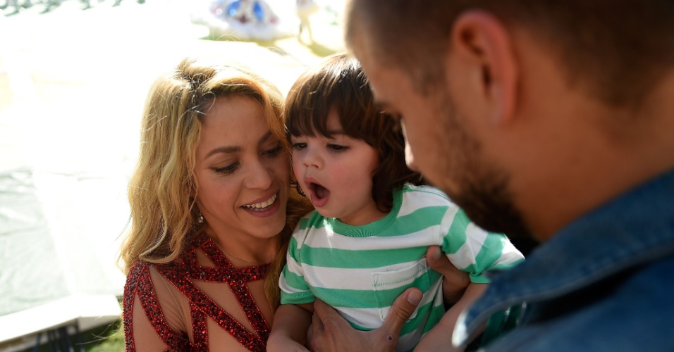 Jogador espanhol Piqué, que é casado com Shakira, entre o filho do casal à cantora durante a cerimônia de encerramento da Copa do Mundo, no Maracanã