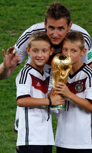 Klose e seus filhos com a taça do Mundial no gramado do Maracanã