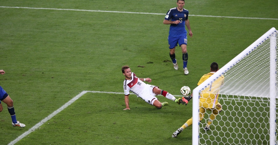 Mario Götze tira do goleiro para fazer o gol da Alemanha na prorrogação da final