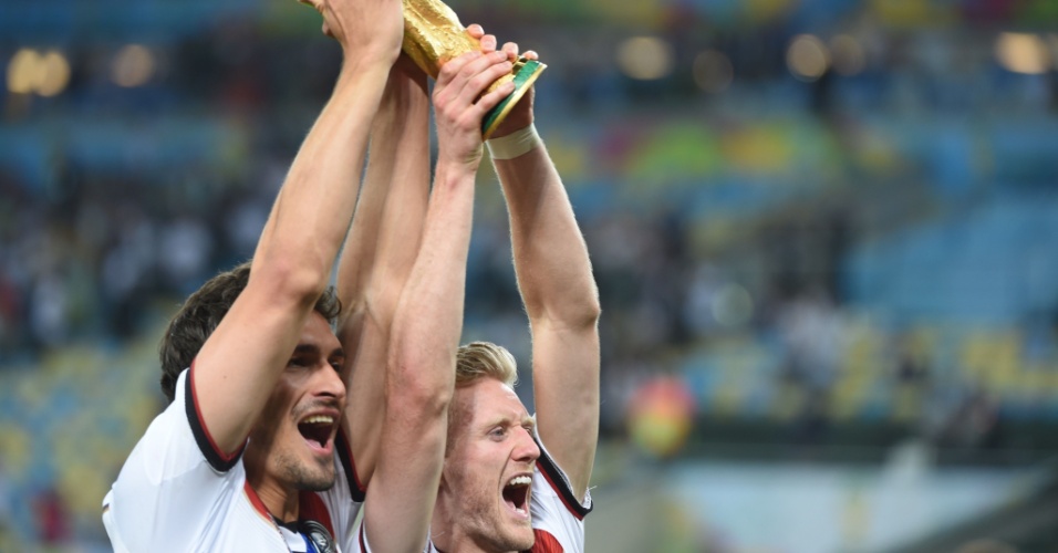 Mats Hummels e André Schürrle erguem a taça do Mundial no Maracanã