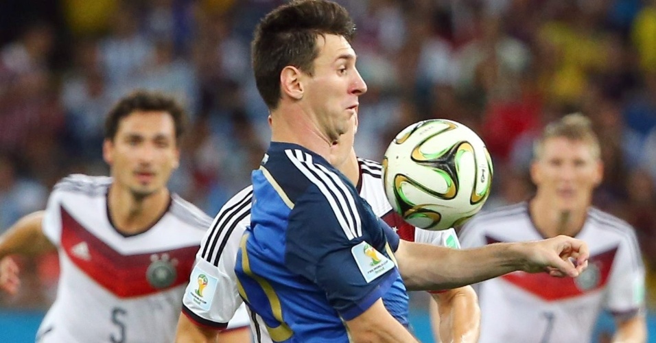 Messi mata a bola no peito, observado pelos marcadores alemães