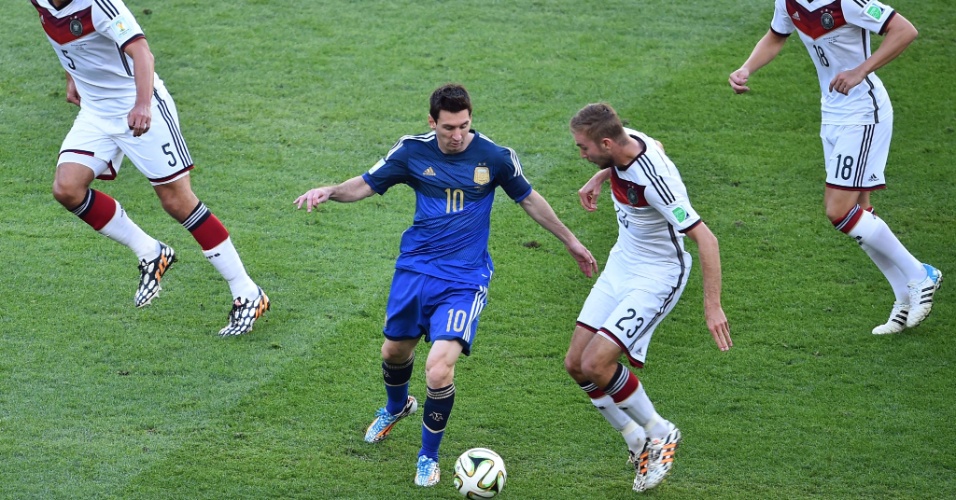 Messi tenta escapar da dura marcação alemã