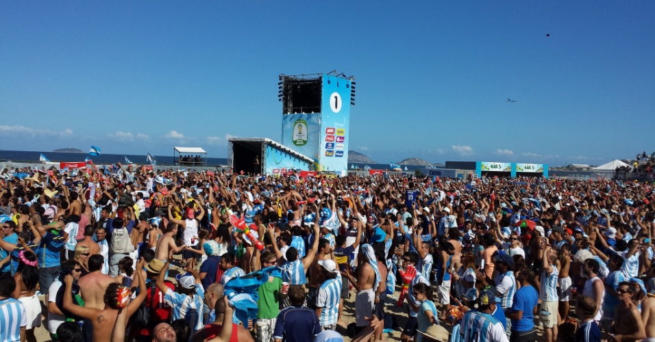 Na Fan Fest de Copacabana é possível ver mais torcedores com a camisa da Argentina antes da final