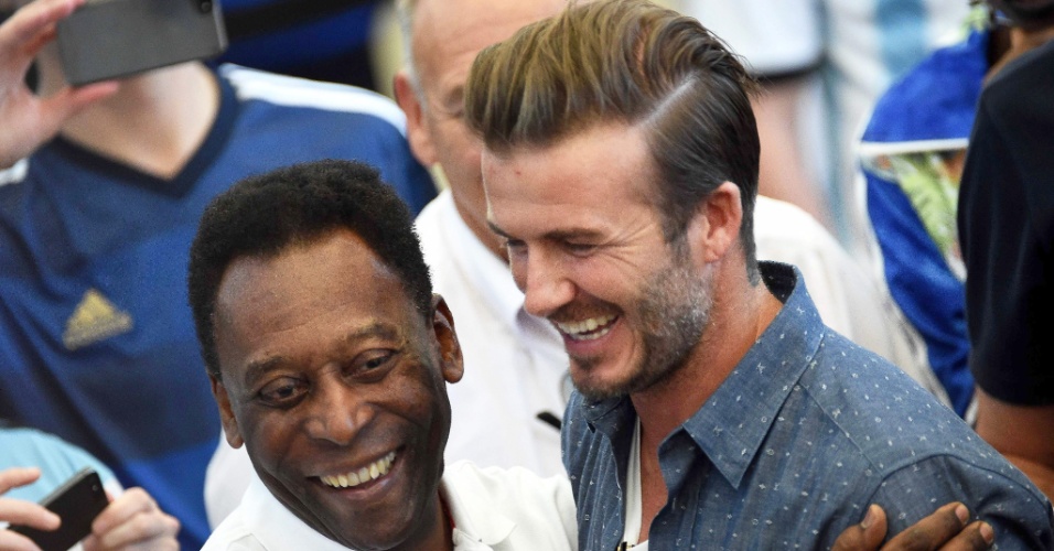 Pelé e David Beckham se cumprimentam no Maracanã antes da final da Copa