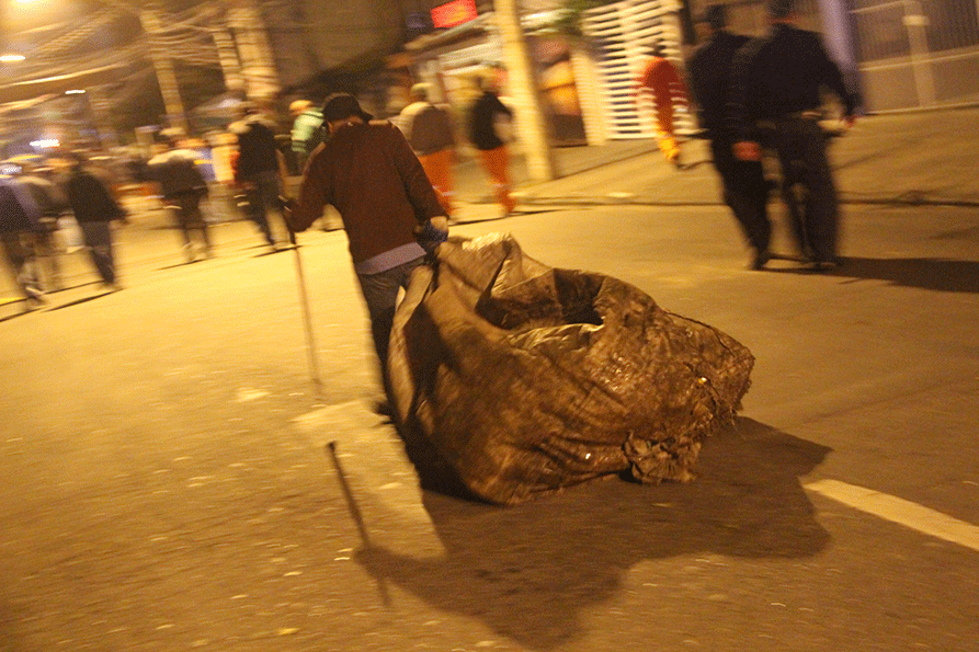 Personagem mítico. o homem do saco era um dos últimos a percorrer as ruas vazias da Vila Madalena neste sábado