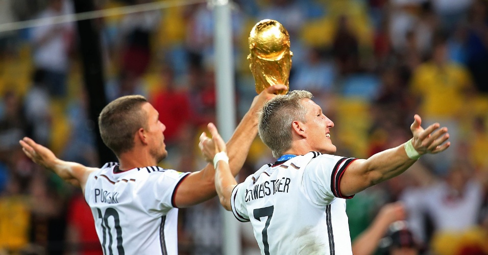 Podolski e Schweinsteiger comemoram o título com a taça no Maracanã