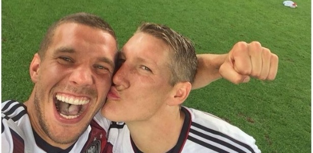 Podolski ganha beijinho de Schweinsteiger após o título na Copa; atacante foi coadjuvante na campanha - Reprodução/Facebook